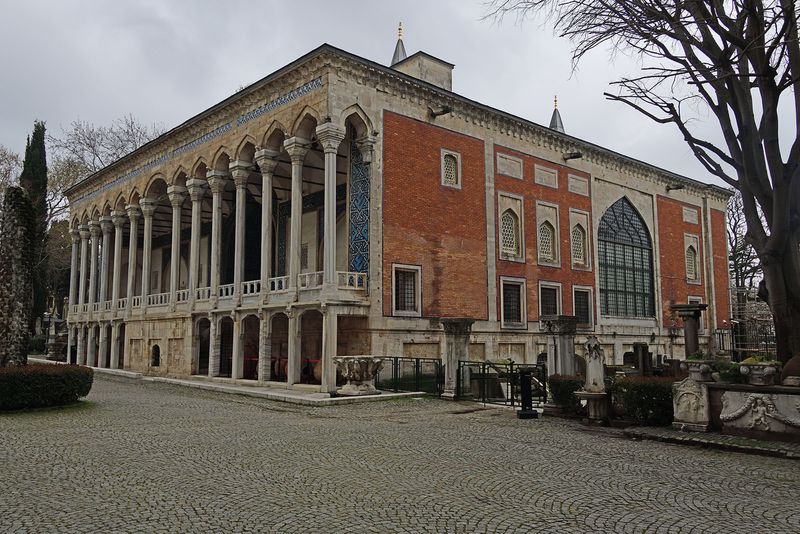 Istanbul inili Kşk front and right side 2953.jpg