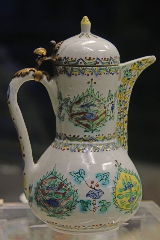 Istanbul inili Kşk Kthaya ware Ewer first half of 18th century 3717.jpg