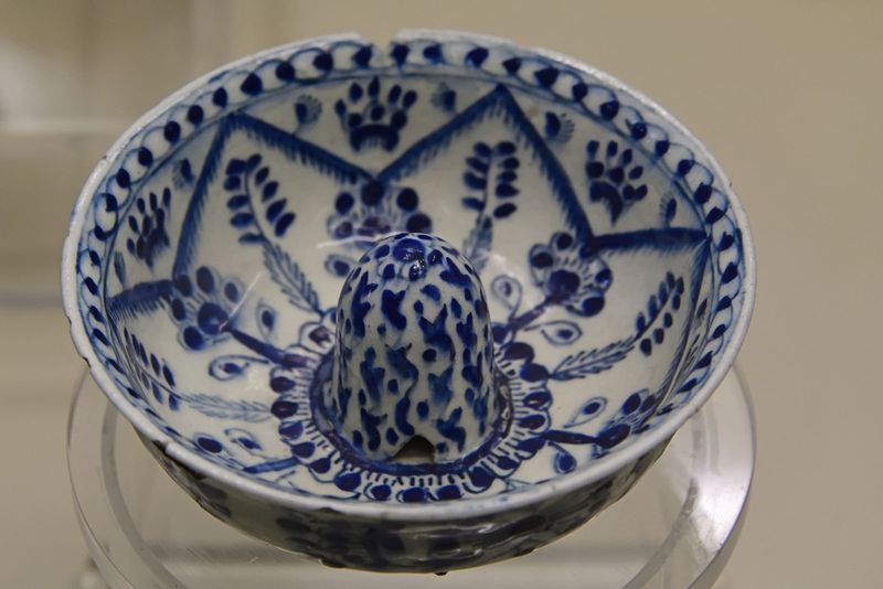 Istanbul inili Kşk Kthaya ware Lemon squeezer first half of 18th century 3713.jpg