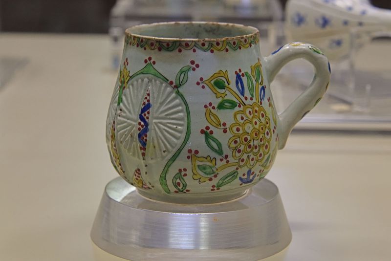 Istanbul inili Kşk Kthaya ware Mug with handle first half of 18th century 3719.jpg
