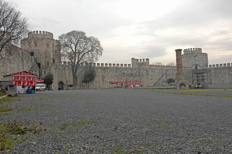 Yedikule Courtyard with minaret in 2006 3342.jpg