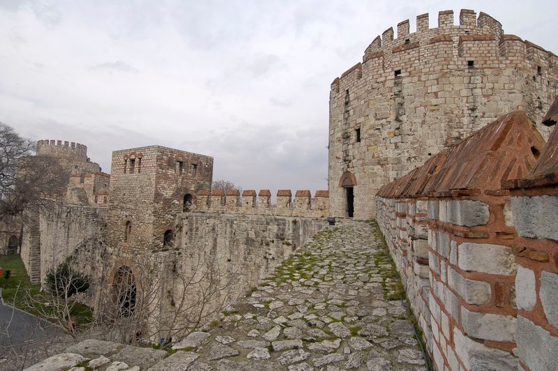 Yedikule Entrance gate from positions (south)east in 2006 3388.jpg