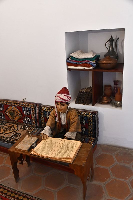 Selimiye Vakfı Mzesi Students in room in 2024 6314.jpg