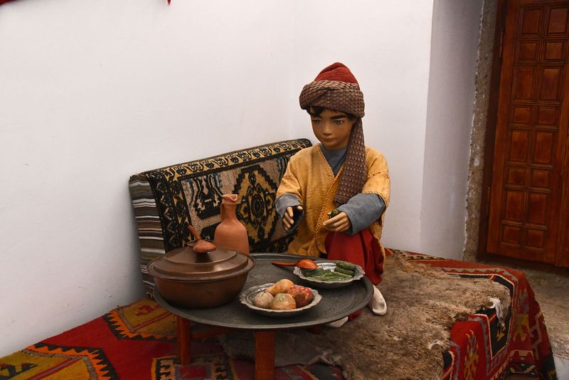 Selimiye Vakfı Mzesi Students in room in 2024 6315.jpg