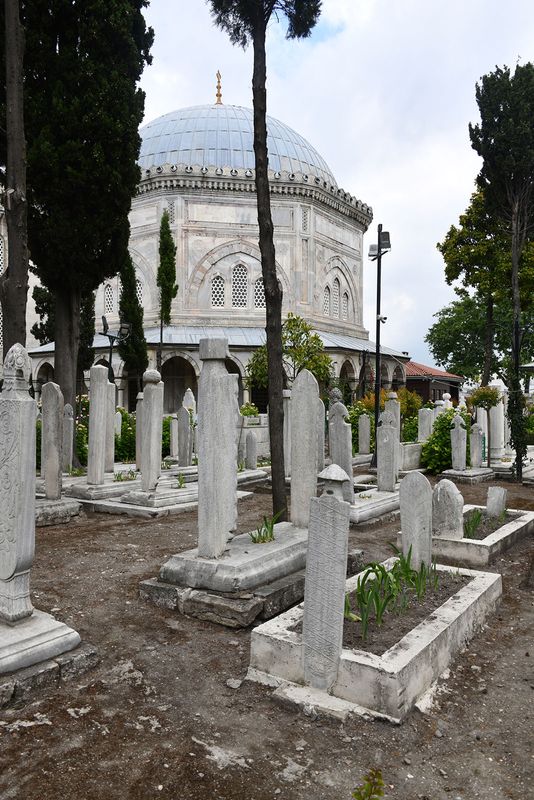 Istanbul Suleymaniye Mosque Graves in 2024 5547.jpg