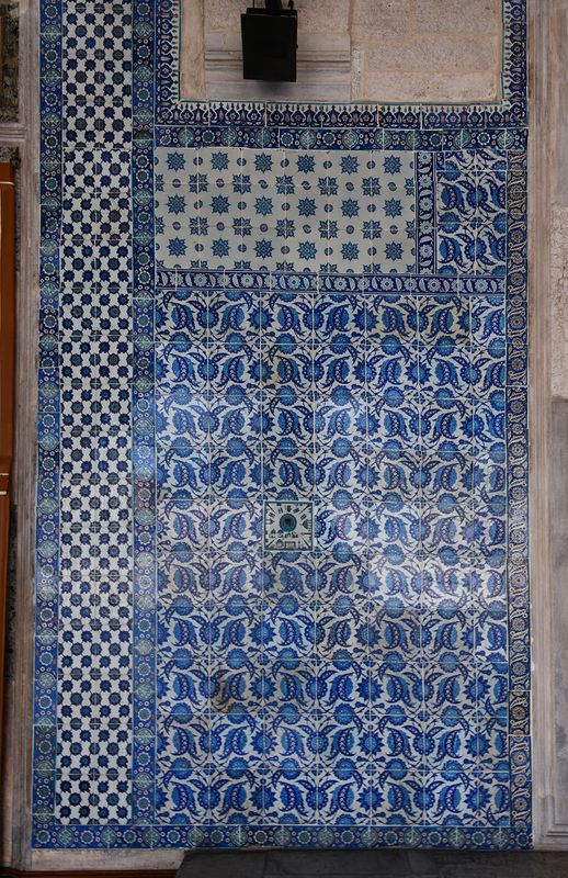 Rstem Pasha Mosque Porch tile panel right of main entrance in 2024 6392.jpg
