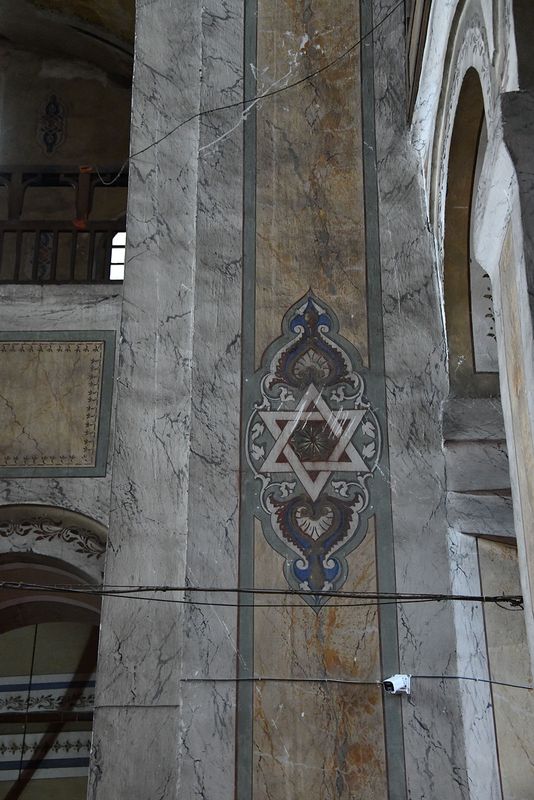 Rose Mosque interior nave nw side in 2024 5605.jpg