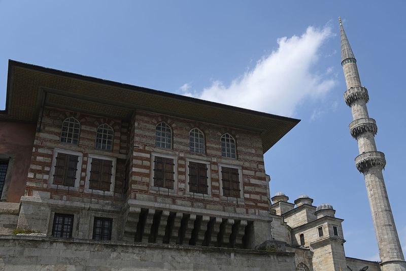Sultans Pavilion at Yeni Camii Exterior NE side in 2024 5220.jpg