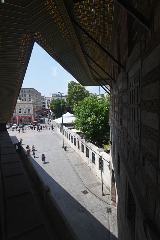 Sultans Pavilion at Yeni Camii street between mosque and building itself in 2024 0084.jpg