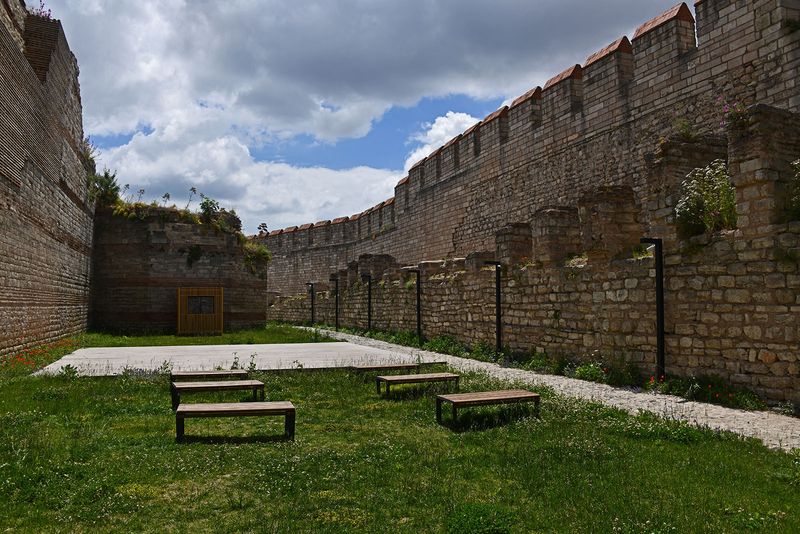 Inside walls at Mevlana Kapı 5468.jpg