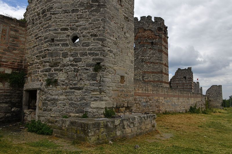 Outside walls at Top Kapı gate 5425.jpg