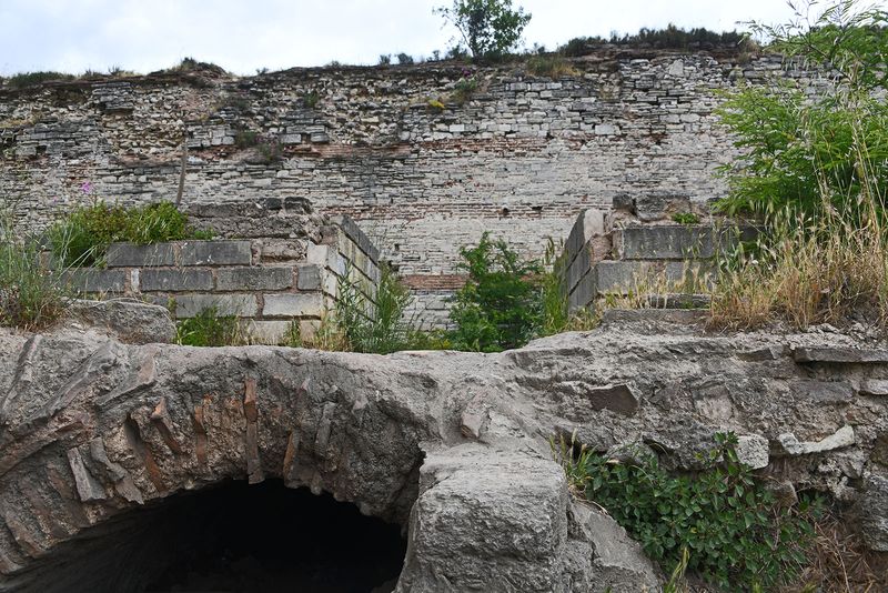 Outside walls south of Adnan Menderes Blv breach 5439.jpg