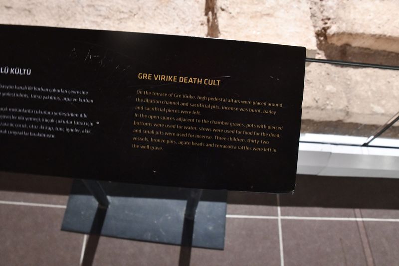 Urfa museum Burial site From Gre Virike Bronze Age 2024 7464.jpg
