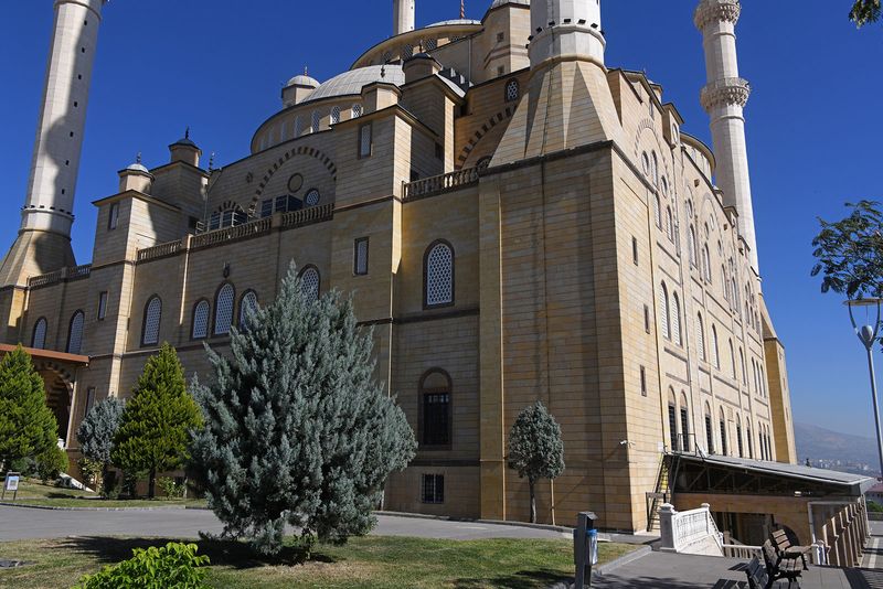 Kahramanmaraş Abdlhamid Han Mosque Exterior Southeast side 2024 8197.jpg