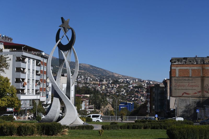 Kahramanmaraş Roundabout on Adnan Menderes Bulvarı 2024 8146.jpg