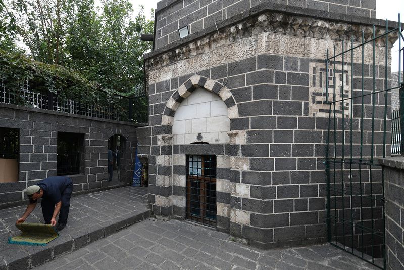 Diyarbakır Sarı Saltuk Trbesi in 2024 0270.jpg