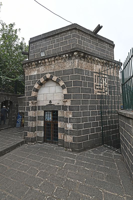 Diyarbakır Sarı Saltuk Trbesi in 2024 0271.jpg