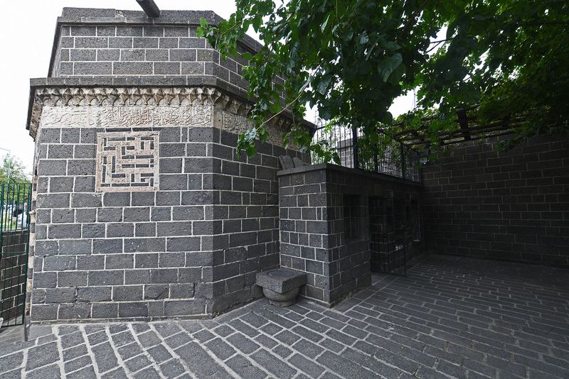 Diyarbakır Sarı Saltuk Trbesi in 2024 0274.jpg