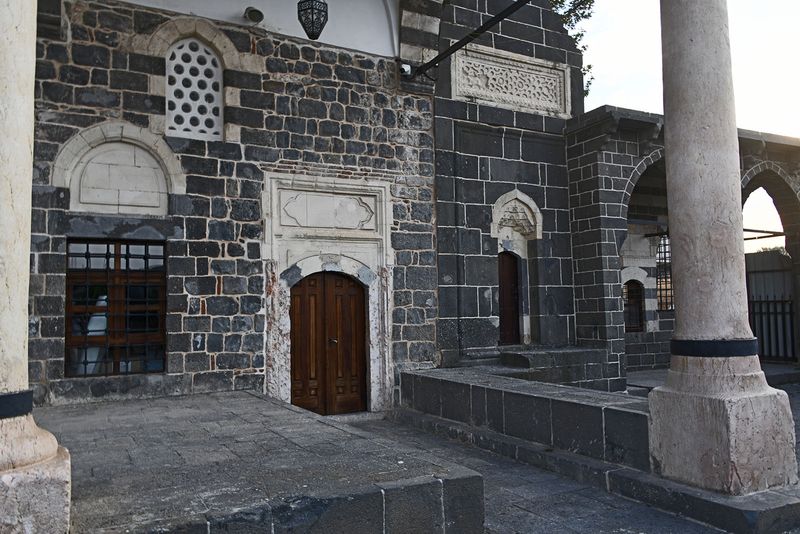 Diyarbakır Fatih Pasha Mosque Exterior Grave to right of front in 2024 6979.jpg
