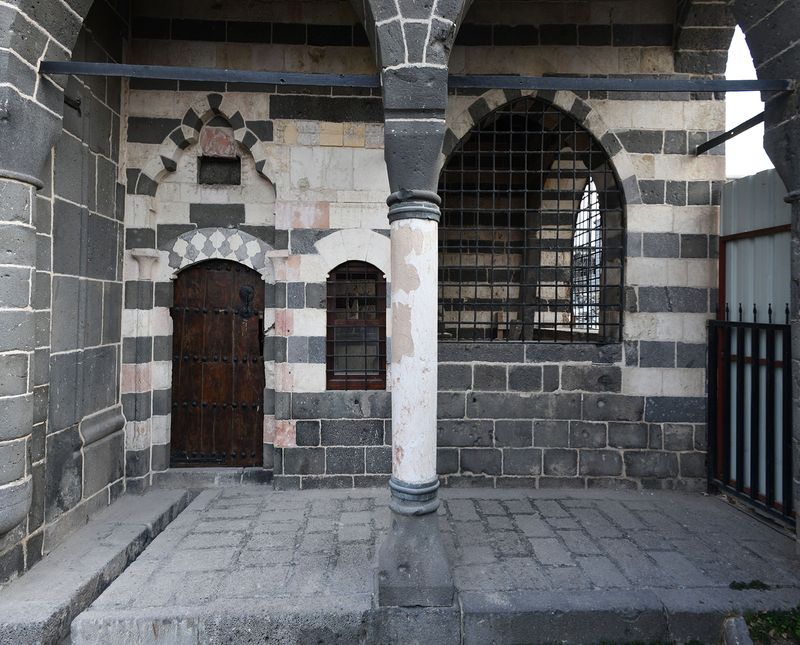 Diyarbakır Fatih Pasha Mosque Exterior Grave to right of front in 2024 6980 Panorama.jpg