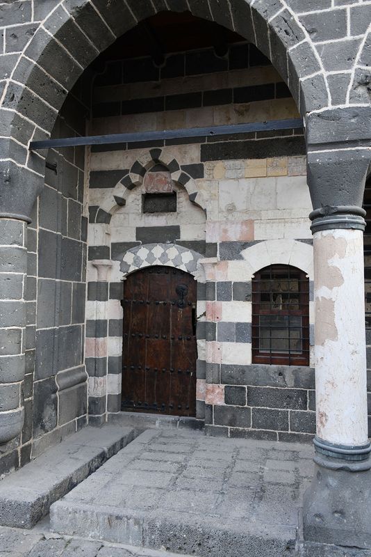 Diyarbakır Fatih Pasha Mosque Exterior Grave to right of front in 2024 6980.jpg