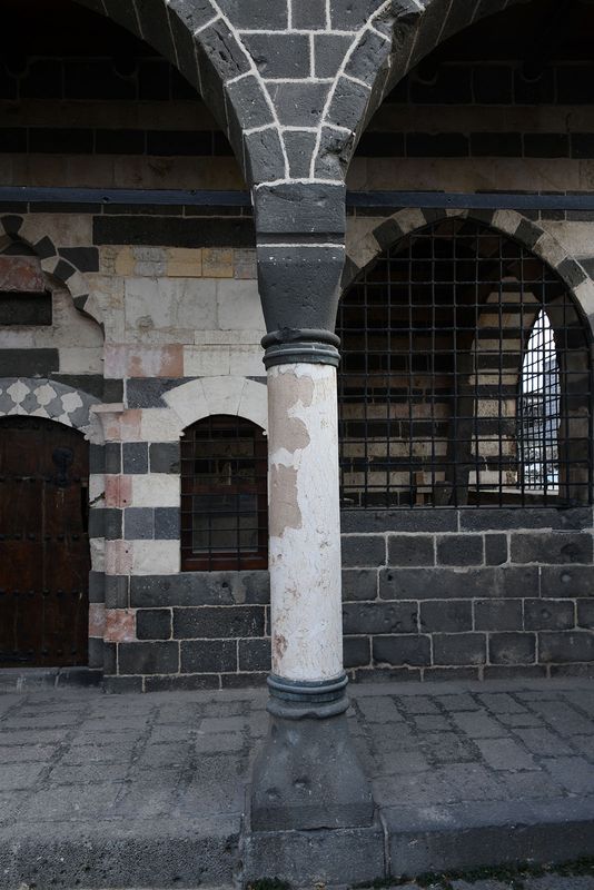 Diyarbakır Fatih Pasha Mosque Exterior Grave to right of front in 2024 6981.jpg
