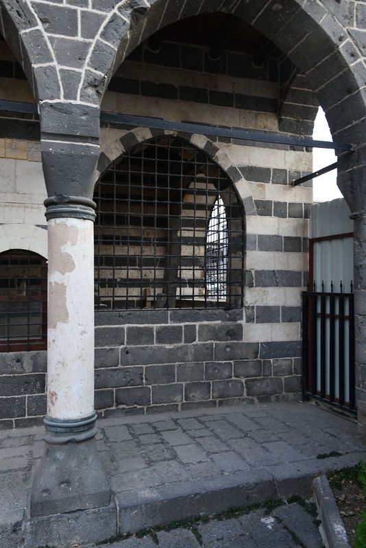 Diyarbakır Fatih Pasha Mosque Exterior Grave to right of front in 2024 6982.jpg