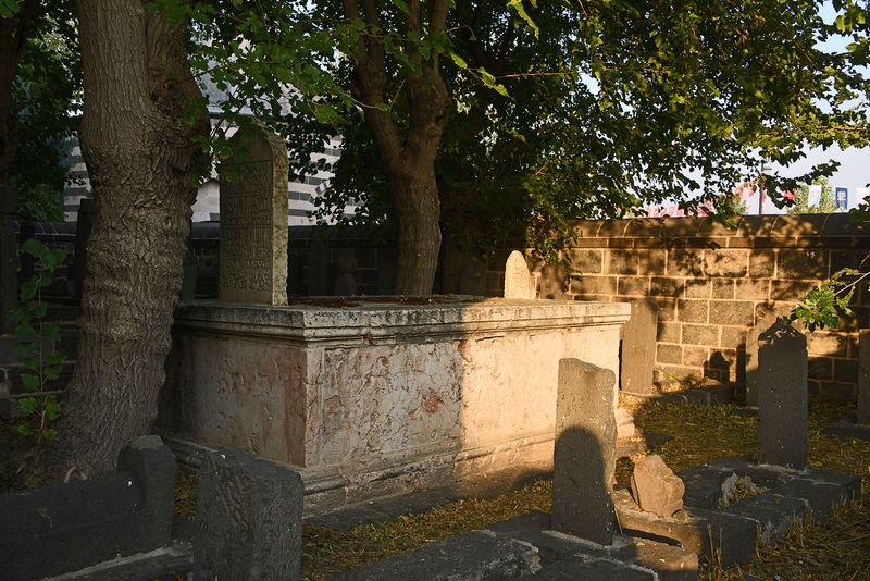 Diyarbakır Fatih Pasha Mosque Graveyard in 2024 6960.jpg