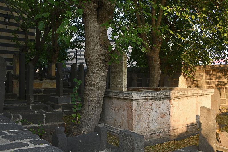 Diyarbakır Fatih Pasha Mosque Graveyard in 2024 6961.jpg