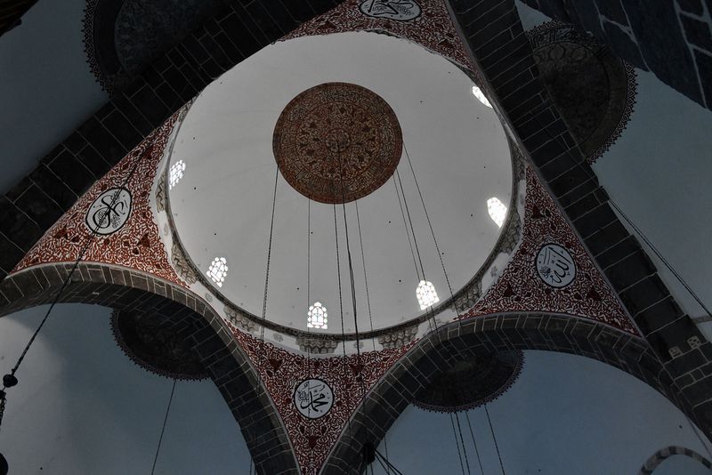 Diyarbakır Fatih Pasha Mosque Interior Ceiling 2024 6943.jpg