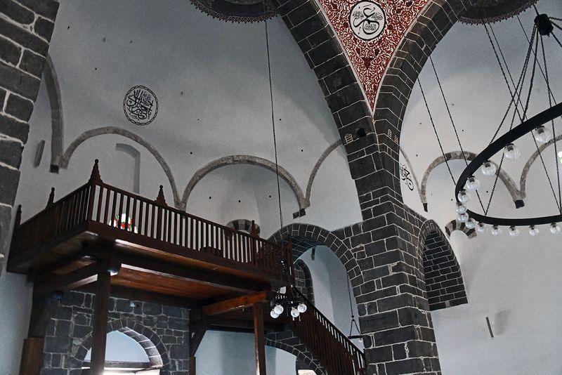 Diyarbakır Fatih Pasha Mosque Interior Ceiling 2024 6947.jpg