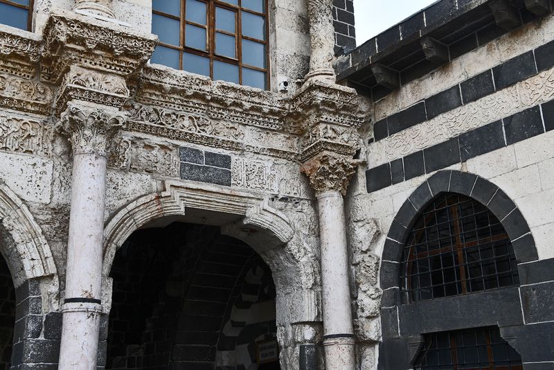 Diyarbakır Ulu Camii Facade west of courtyard in 2024 7147.jpg