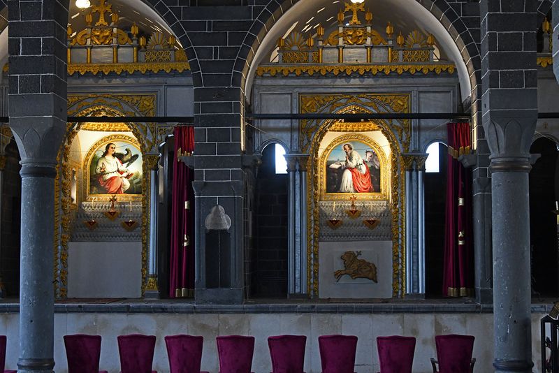 Diyarbakır Surp Giragos Armenian Church Interior Evangelists John and Luke in 2024 7041.jpg