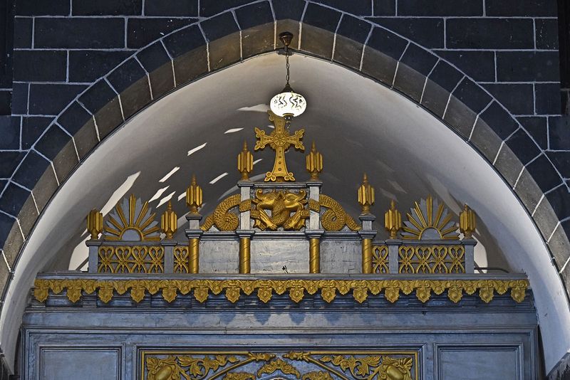 Diyarbakır Surp Giragos Armenian Church Interior Top of altar in 7043.jpg