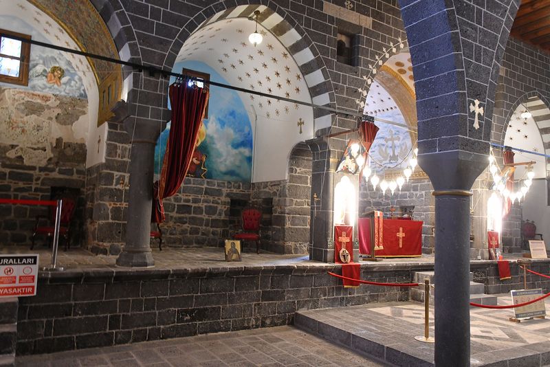 Diyarbakır Mar Petyun Chaldean Church Interior Section of front side in 2024 7027.jpg