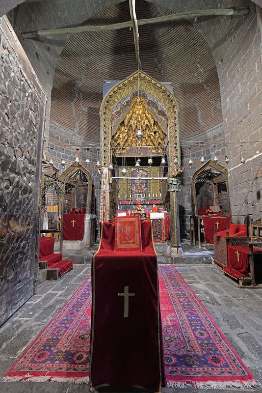 Diyarbakır Syriac Orthodox Church of Virgin Mary Interior Altar area in 2024 0295.jpg