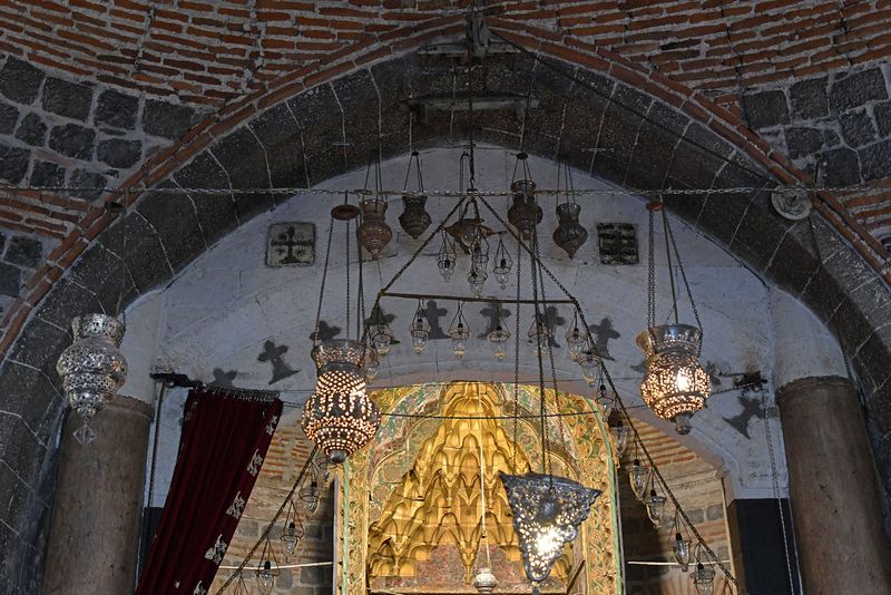 Diyarbakır Syriac Orthodox Church of Virgin Mary Interior Altar area in 2024 7203.jpg