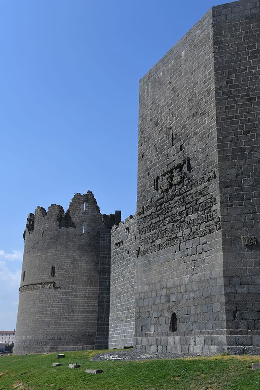 Diyarbakır Nur left and Yedi Kardeş Burcu right in 2024 7220.jpg