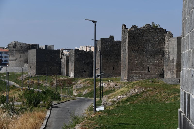 Diyarbakır Evli Beden Burcu to left in 2024 7232.jpg