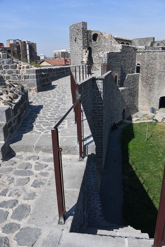 Diyarbakır On south wall of inner fortress in 2024 6724.jpg