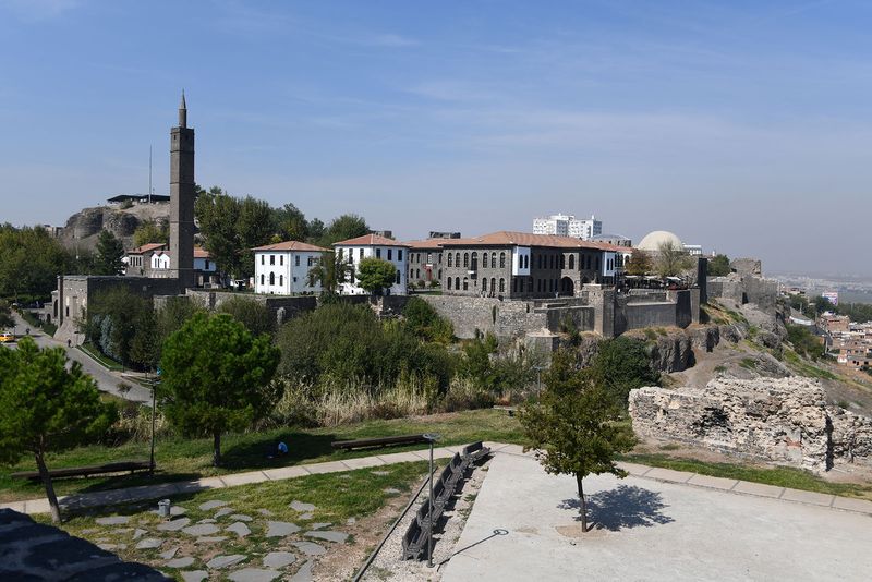 Diyarbakır On south wall of inner fortress View from easternmost tower in 2024 6732.jpg