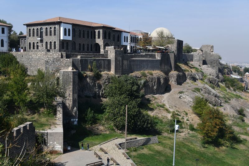 Diyarbakır On south wall of inner fortress View from easternmost tower in 2024 6746.jpg