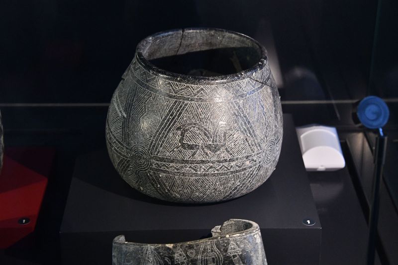 Diyarbakır İçkale Archaeological exhibits Halaf ceramics in 2024 6812.jpg
