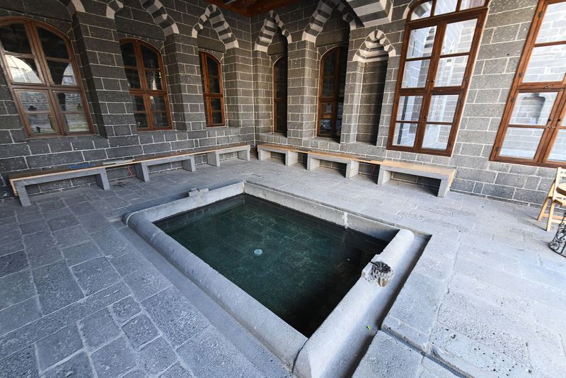 Diyarbakır Kent Mzesi First courtyard in 2024 0316.jpg