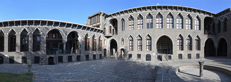 Diyarbakır Kent Mzesi Second courtyard in 2024 0319 Panorama.jpg