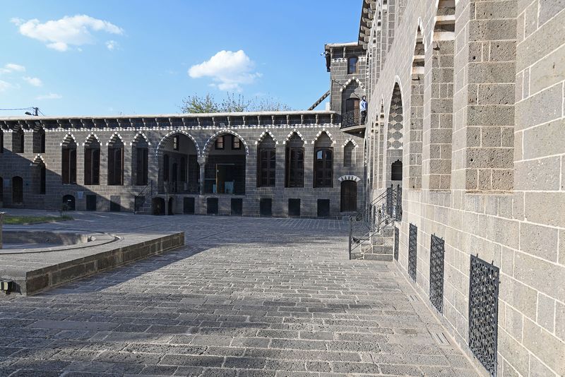 Diyarbakır Kent Mzesi Second courtyard in 2024 0331.jpg