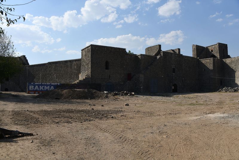 Diyarbakır At north interior wall of inner fortress in 2024 6792.jpg
