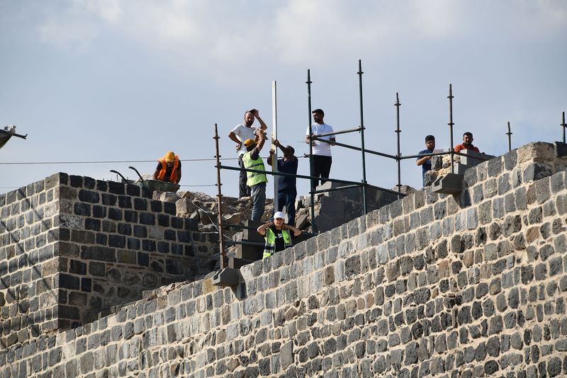 Diyarbakır At north interior wall of inner fortress in 2024 6797.jpg