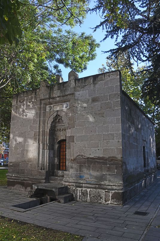 Kayseri Emir Şahap Trbesi in 2024 8582.jpg