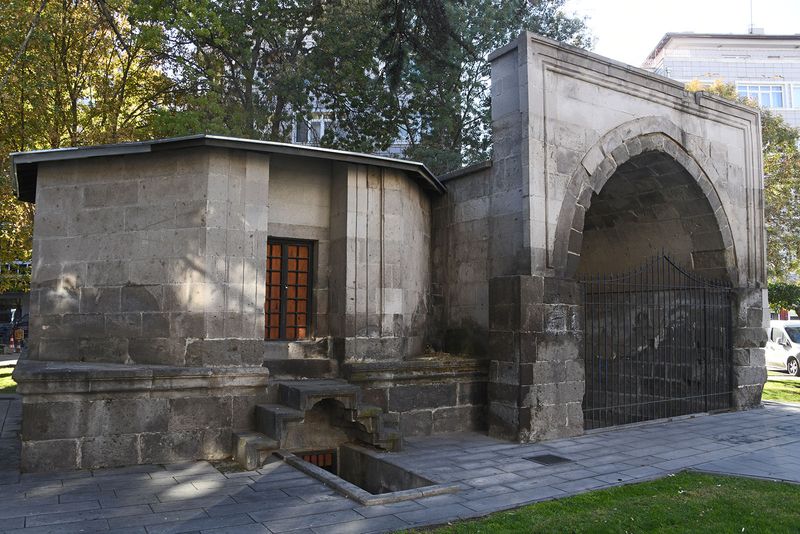 Kayseri Tomb north of Emir Şahap Trbesi in 2024 8579.jpg
